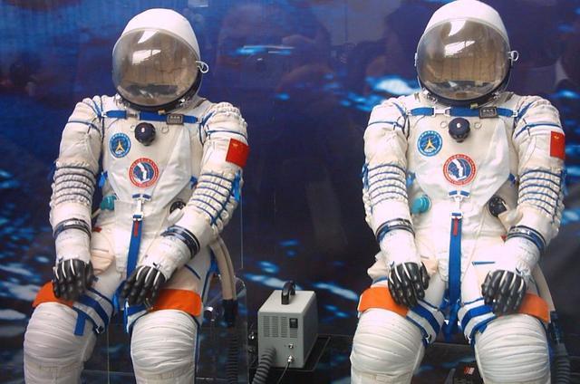 太空|中国成本3000万的宇航服有多厉害？里外防护周到，但只能使用5次