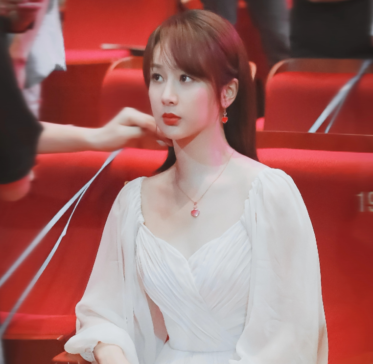 杨紫|杨紫直播生图颜值曝光，面部自然无整容痕迹，凭实力流量口碑兼具