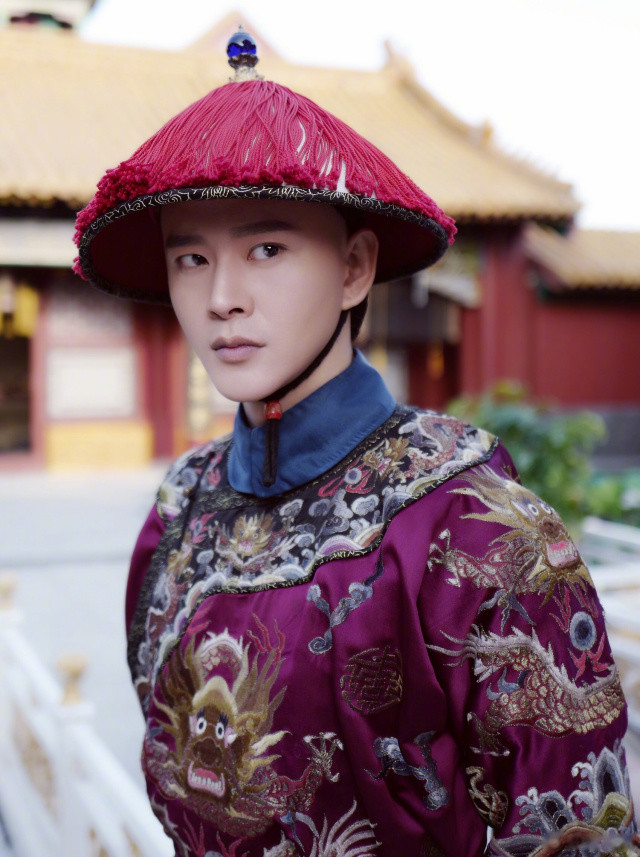 大二被海岩发掘进圈出道十年不温不火最后因饰演太监红遍全网