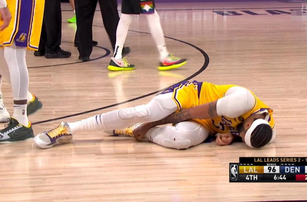 浓眉是否被垫脚?逐帧再看一遍:詹姆斯直接从替补席冲入场内