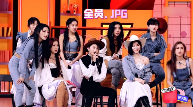 the9团综晒出最新舞台照个个都是黑白或牛仔只有赵小棠服装不同