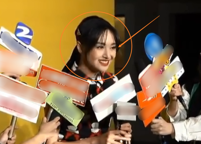 郑爽参加活动被采访在现场原相机拍摄下这确定是29岁的脸吗