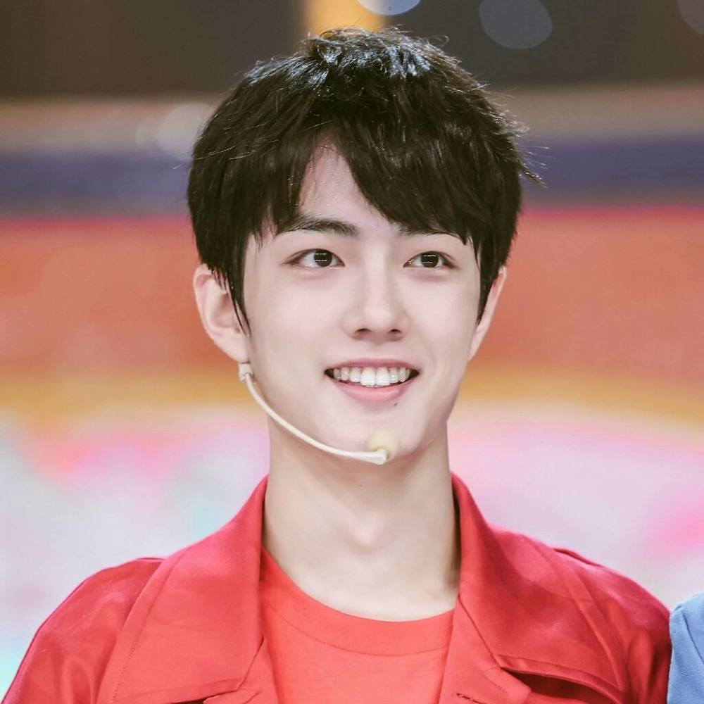 肖战|“冻龄”都是骗人，台下肖战的真实模样曝光，满脸皱纹憔悴像大叔