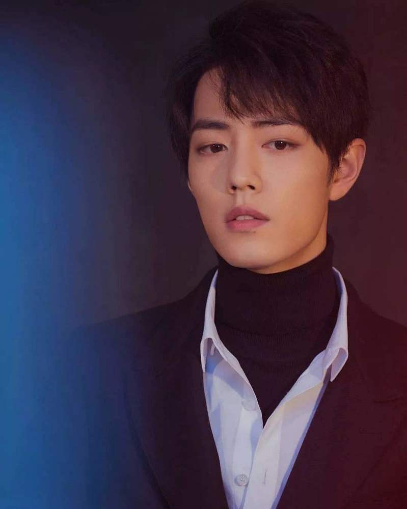 肖战|“冻龄”都是骗人，台下肖战的真实模样曝光，满脸皱纹憔悴像大叔