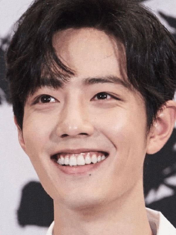 肖战|“冻龄”都是骗人，台下肖战的真实模样曝光，满脸皱纹憔悴像大叔