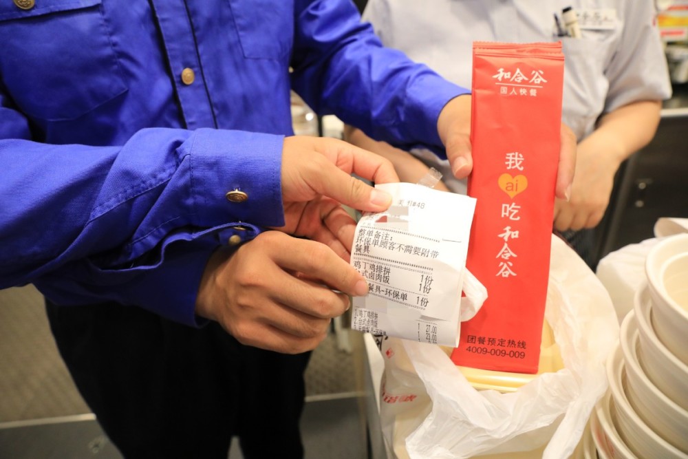 一次性餐具|外卖“环保单”仍配一次性餐具，这家餐馆被城管约谈了
