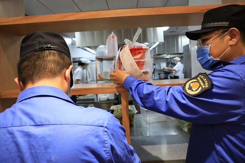 一次性餐具|外卖“环保单”仍配一次性餐具，这家餐馆被城管约谈了