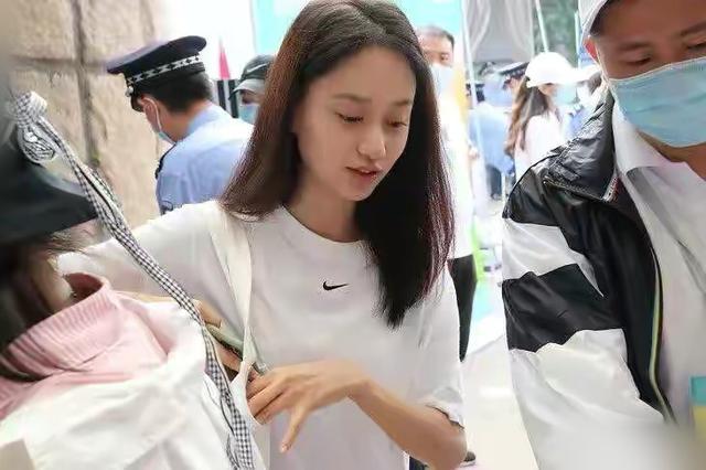 张子枫|张子枫晒同学合影，新生班美女如云，与孙俪妹妹、夏梦成同窗