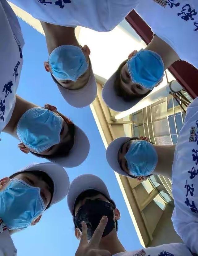 张子枫|张子枫晒同学合影，新生班美女如云，与孙俪妹妹、夏梦成同窗