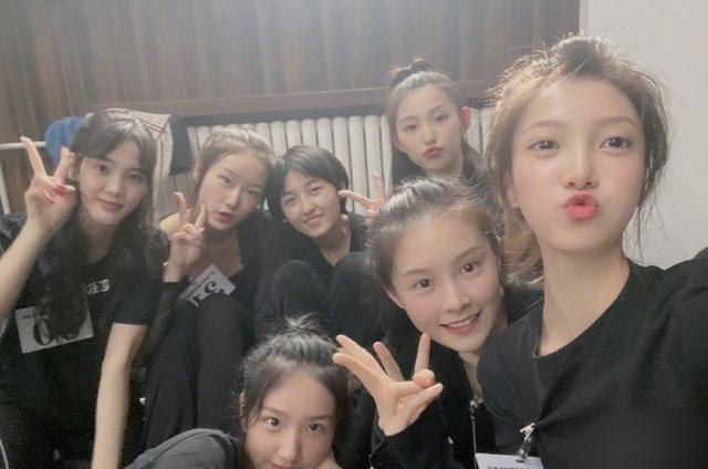 张子枫|张子枫晒同学合影，新生班美女如云，与孙俪妹妹、夏梦成同窗