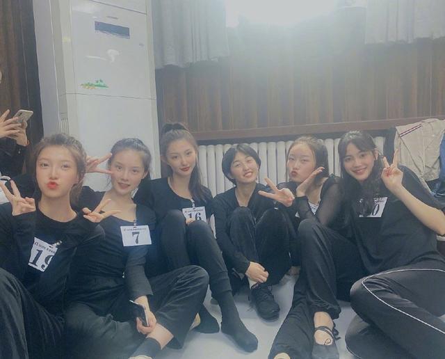 张子枫|张子枫晒同学合影，新生班美女如云，与孙俪妹妹、夏梦成同窗