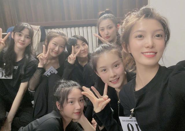 张子枫|张子枫晒同学合影，新生班美女如云，与孙俪妹妹、夏梦成同窗