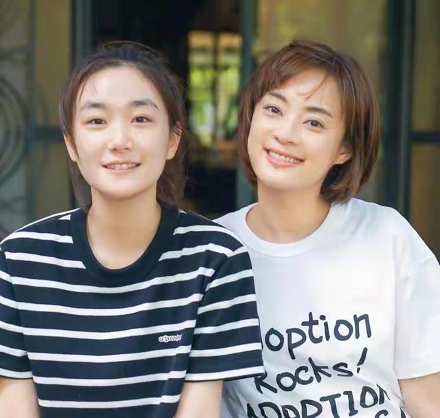 张子枫|张子枫晒同学合影，新生班美女如云，与孙俪妹妹、夏梦成同窗