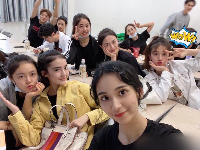 张子枫|张子枫晒同学合影，新生班美女如云，与孙俪妹妹、夏梦成同窗