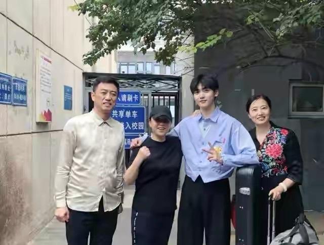 张子枫|张子枫晒同学合影，新生班美女如云，与孙俪妹妹、夏梦成同窗