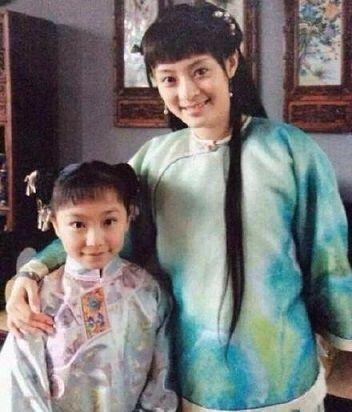 张子枫|张子枫晒同学合影，新生班美女如云，与孙俪妹妹、夏梦成同窗