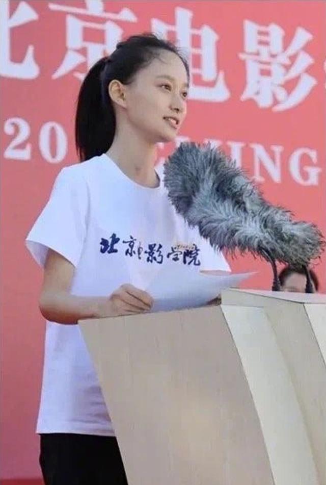 张子枫|张子枫晒同学合影，新生班美女如云，与孙俪妹妹、夏梦成同窗