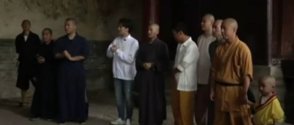 王宝强|王宝强30年后重回少林寺，与人交谈心情好，看师兄弟表演忙鼓掌