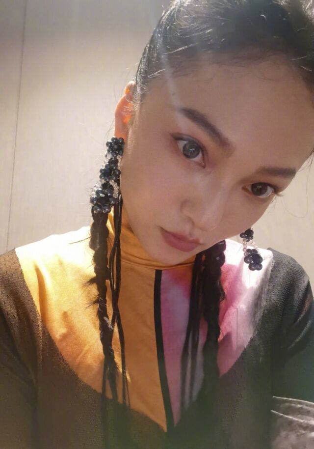 張韶涵走網紅路線新造型頻繁撞臉李小璐戴上美瞳形如孿生姐妹