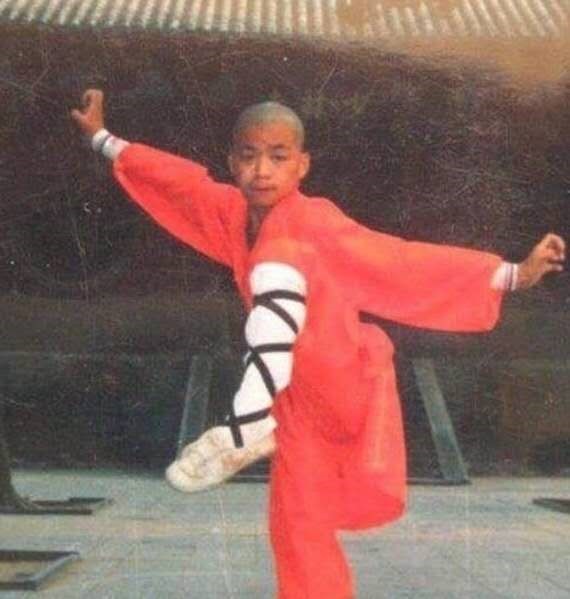 王宝强|王宝强30年后重回少林寺，与人交谈心情好，看师兄弟表演忙鼓掌