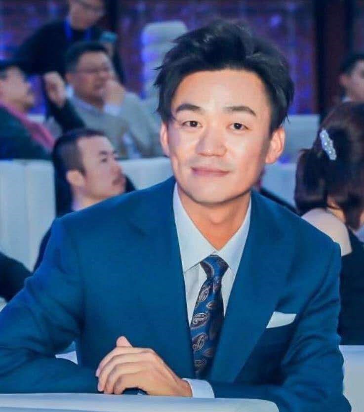 王宝强|王宝强30年后重回少林寺，与人交谈心情好，看师兄弟表演忙鼓掌