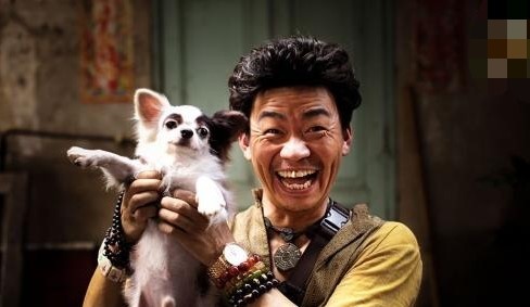 王宝强|王宝强30年后重回少林寺，与人交谈心情好，看师兄弟表演忙鼓掌