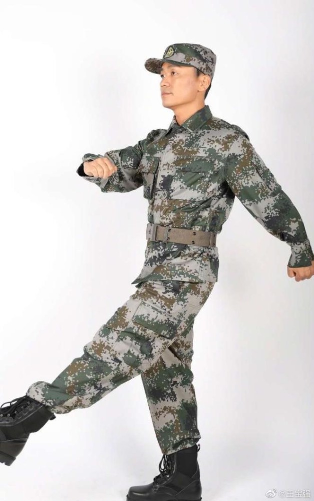 王宝强|王宝强30年后重回少林寺，与人交谈心情好，看师兄弟表演忙鼓掌