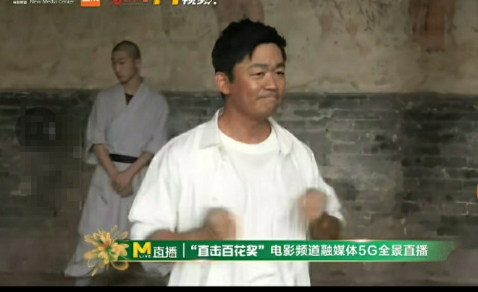 王宝强|王宝强30年后重回少林寺，与人交谈心情好，看师兄弟表演忙鼓掌