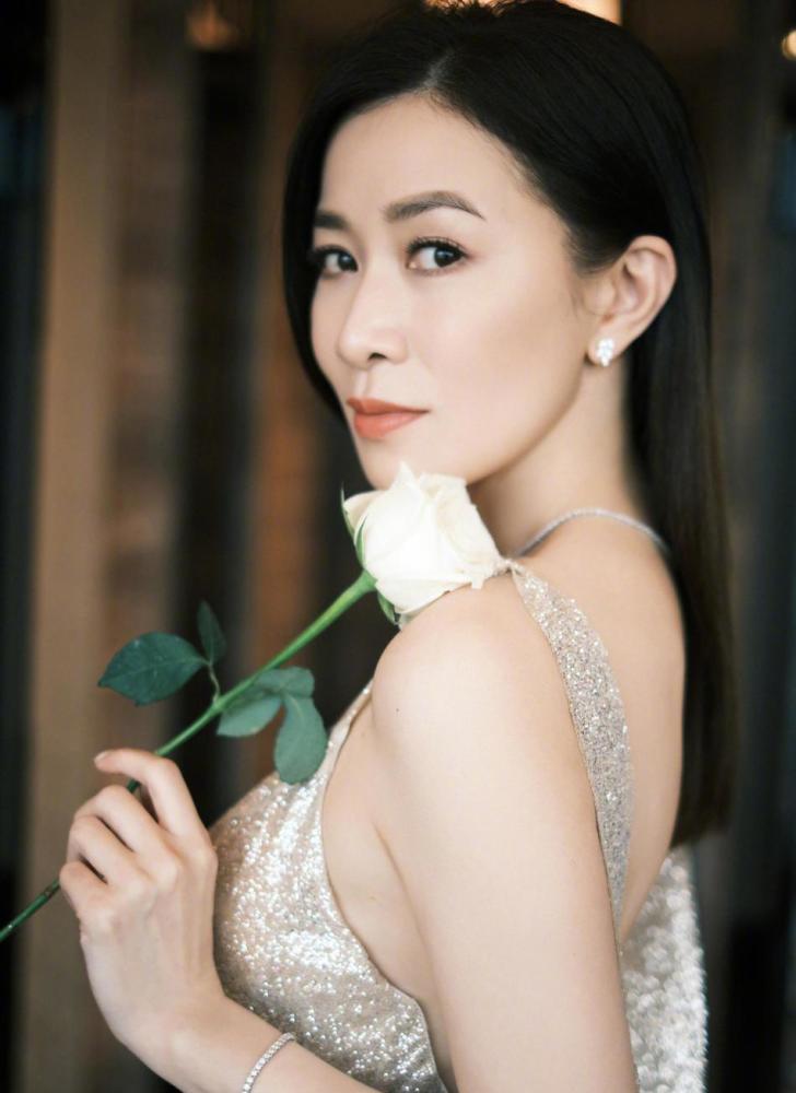 佘诗曼晒性感写真鱼尾裙勾勒好身材手持玫瑰眼神撩人