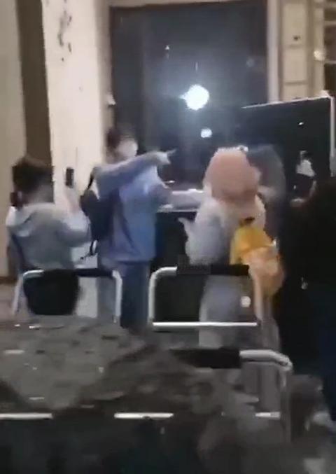 胡宇桐|90后男星当众爆国骂！冲周围怒斥还用手指人，粉丝吓到连连后退