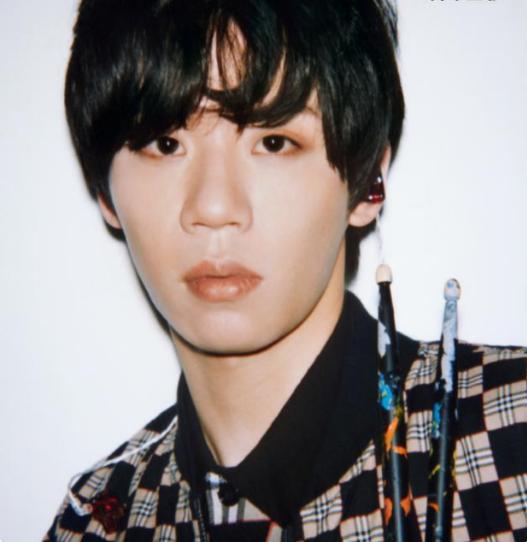 胡宇桐|90后男星当众爆国骂！冲周围怒斥还用手指人，粉丝吓到连连后退