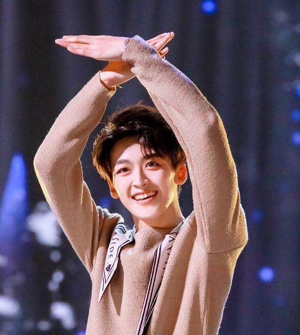 何洛洛高清头像壁纸