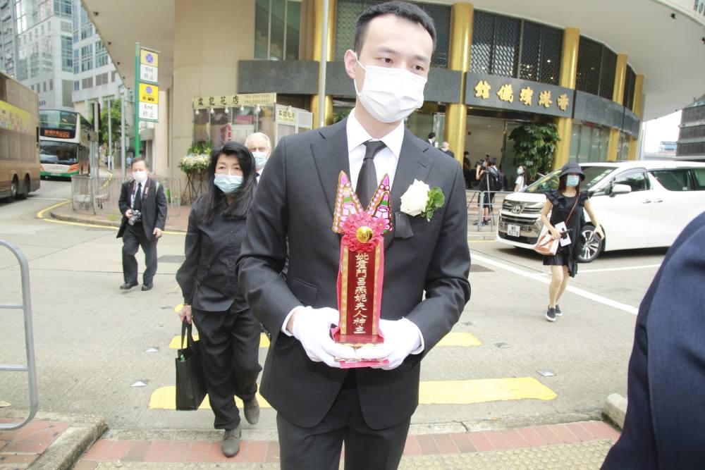 霍启刚|霍启刚堂妹霍咏诗晒孕肚照宣布怀孕，法律博士出身颜值不输女明星