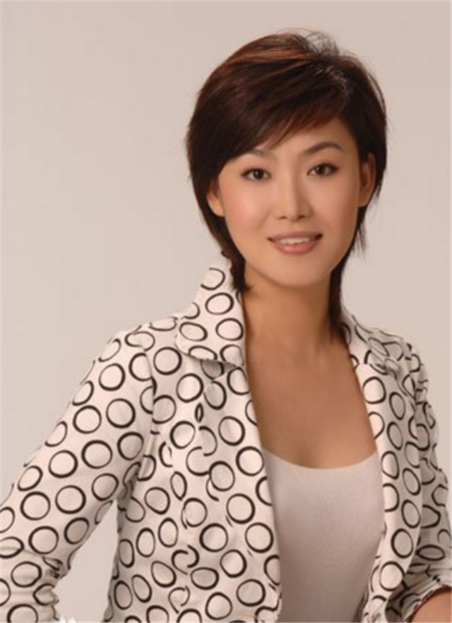 新闻联播|《新闻联播》女主播郑丽首次亮相，前同事赵普发微博否认是她老公