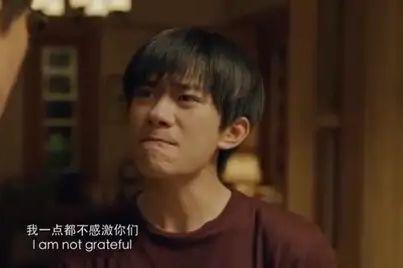 易烊千玺|易烊千玺被男演员呼巴掌，现场真打让眼睛都睁不开，细节让人叫好