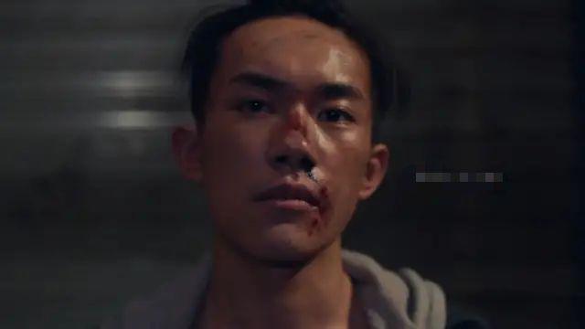 易烊千玺|易烊千玺被男演员呼巴掌，现场真打让眼睛都睁不开，细节让人叫好