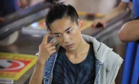 易烊千玺|易烊千玺被男演员呼巴掌，现场真打让眼睛都睁不开，细节让人叫好