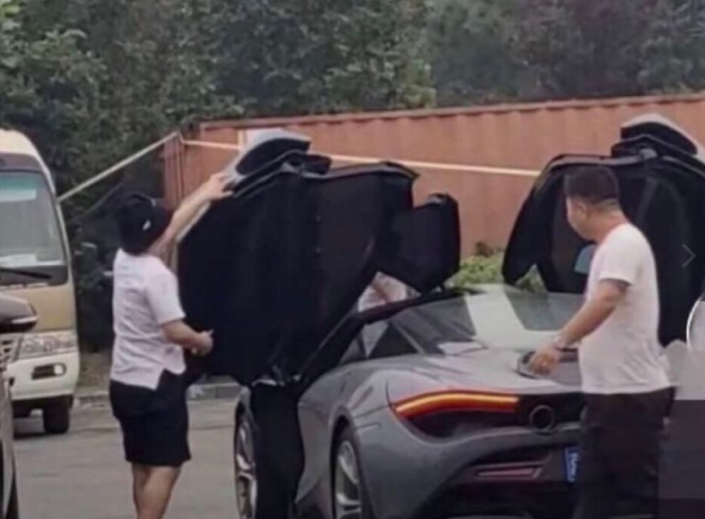 郭麒麟|郭麒麟：开400万跑车，凭一己之力养活德云社？