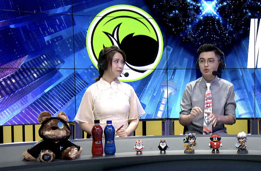 lpl昔日花旦小米亮相s10解说席!s3老玩家:青春回来了!_腾讯新闻