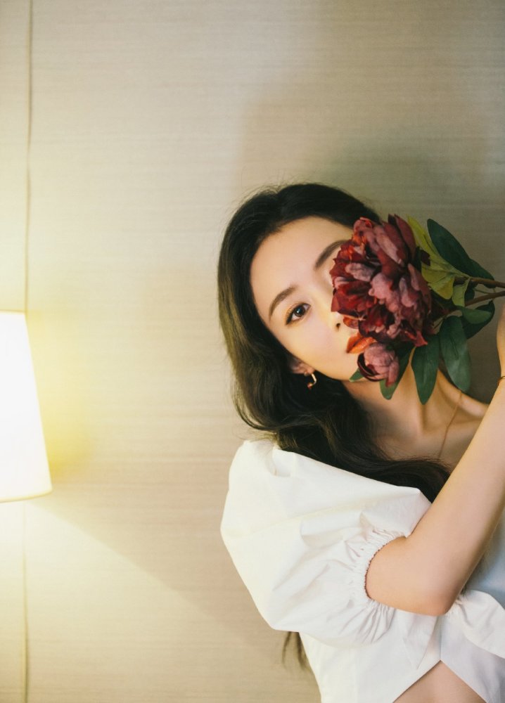 赵丽颖|赵丽颖高清怼脸照曝光，全靠绝美颜值硬撑，直播状态足够惊艳