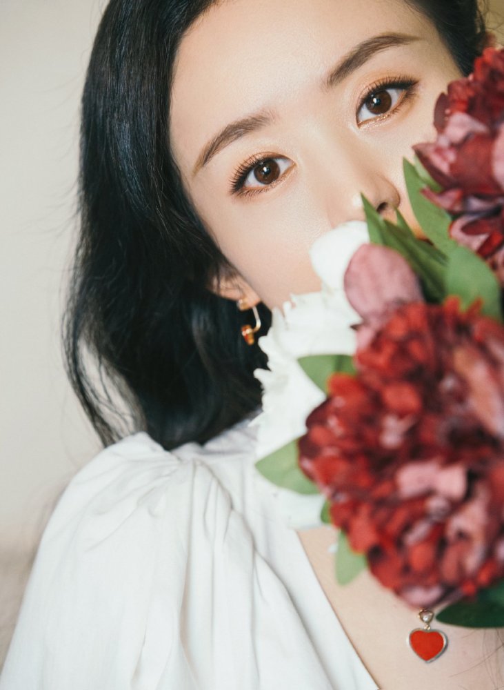 赵丽颖|赵丽颖高清怼脸照曝光，全靠绝美颜值硬撑，直播状态足够惊艳