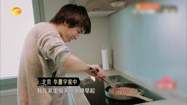 华晨宇也不止一次在节目中透露过,自己疫情期间的生活,就是坐着,做 