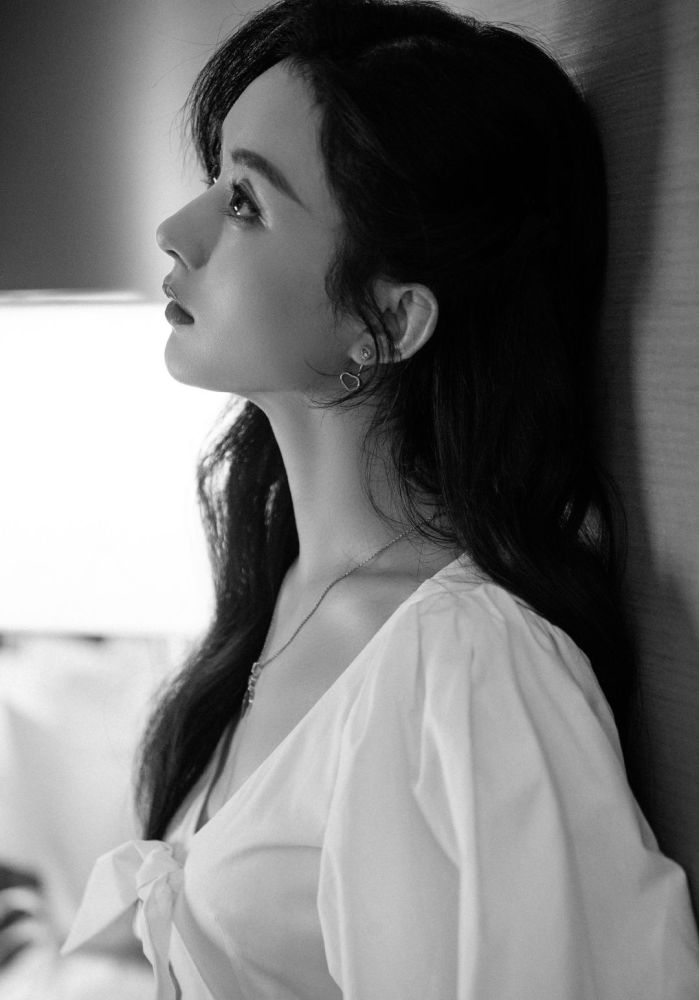 赵丽颖|赵丽颖高清怼脸照曝光，全靠绝美颜值硬撑，直播状态足够惊艳