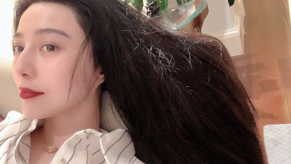 范冰冰|范冰冰晒热乎美照，罕见露出耳朵，耳垂形状好怪异