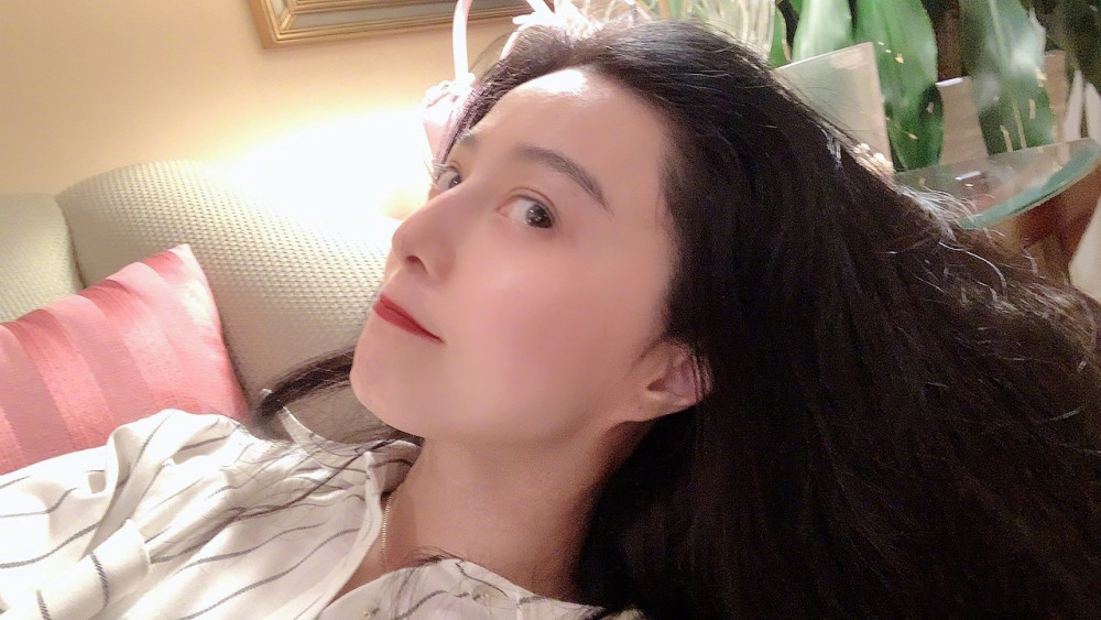 范冰冰|范冰冰晒热乎美照，罕见露出耳朵，耳垂形状好怪异