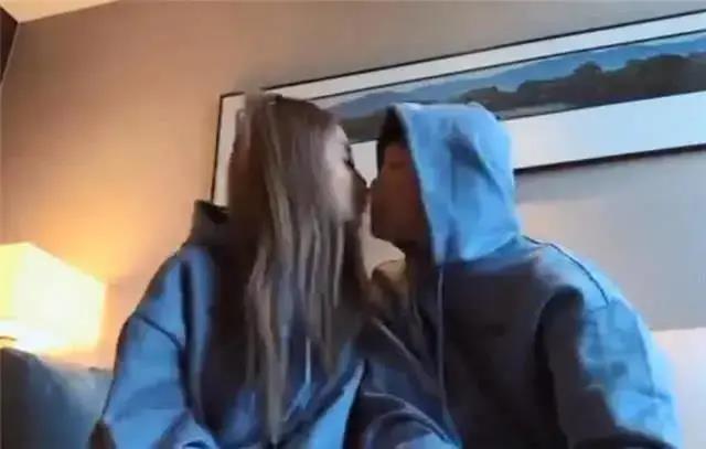 李小璐|懒理贾乃亮接连嘲讽，李小璐晒视频卖萌耍可爱，却被黑眼圈抢镜