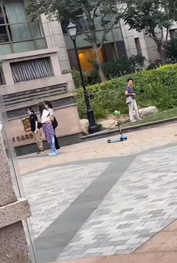 李小璐|懒理贾乃亮接连嘲讽，李小璐晒视频卖萌耍可爱，却被黑眼圈抢镜