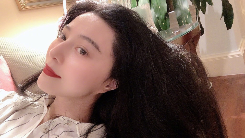 范冰冰|范冰冰晒热乎美照，罕见露出耳朵，耳垂形状好怪异
