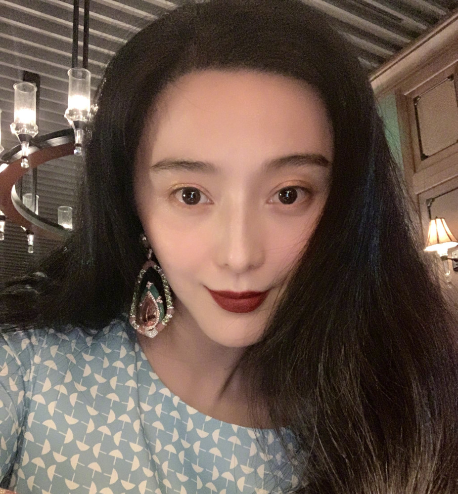 范冰冰|范冰冰晒热乎美照，罕见露出耳朵，耳垂形状好怪异