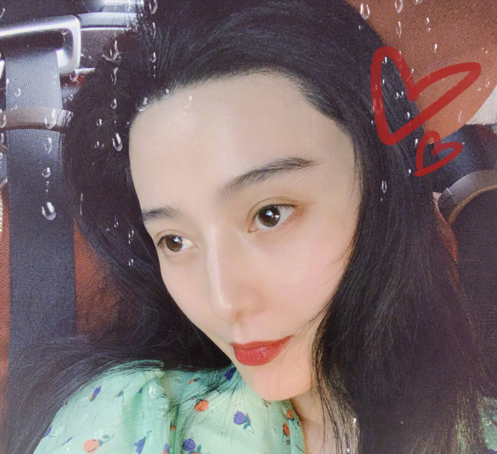 范冰冰|范冰冰晒热乎美照，罕见露出耳朵，耳垂形状好怪异